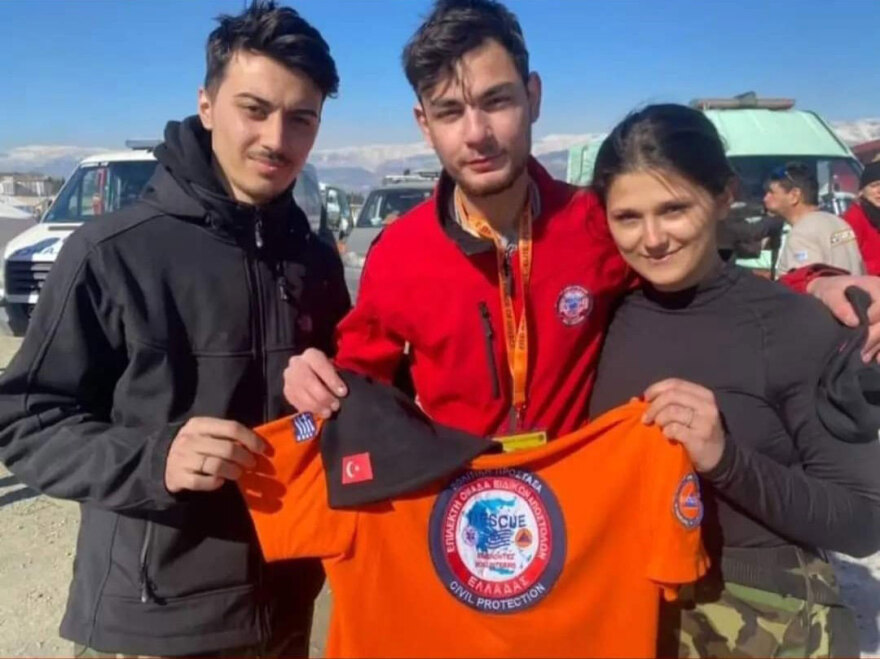 Σεισμός στην Τουρκία: Με λουλούδια ευχαρίστησαν τους Έλληνες διασώστες οι Τούρκοι