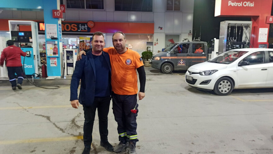 Σεισμός στην Τουρκία: Με λουλούδια ευχαρίστησαν τους Έλληνες διασώστες οι Τούρκοι