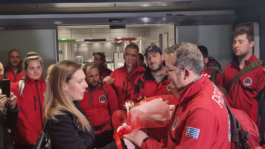Θεσσαλονίκη: Επέστρεψε από την Τουρκία η Ελληνική Ομάδα Διάσωσης - Χειροκροτήματα και συγκίνηση