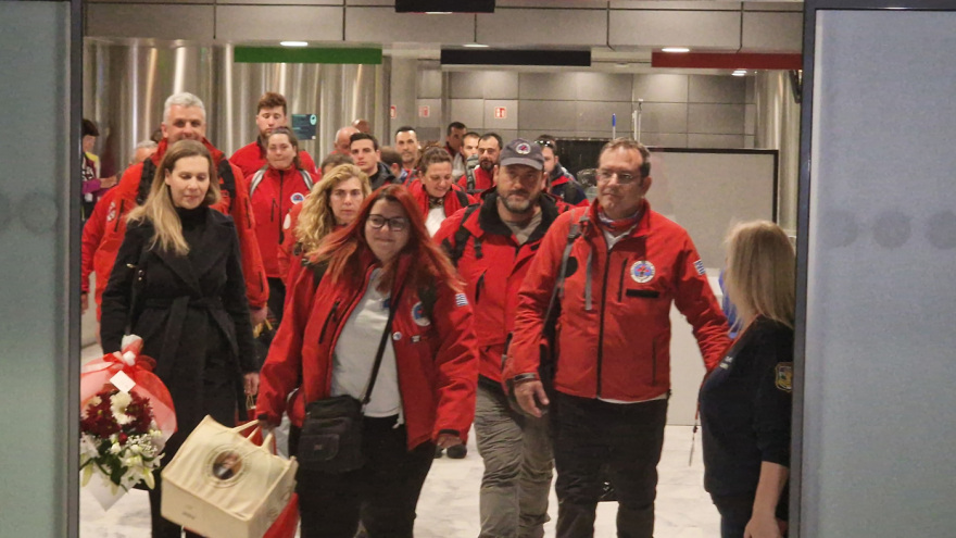 Θεσσαλονίκη: Επέστρεψε από την Τουρκία η Ελληνική Ομάδα Διάσωσης - Χειροκροτήματα και συγκίνηση