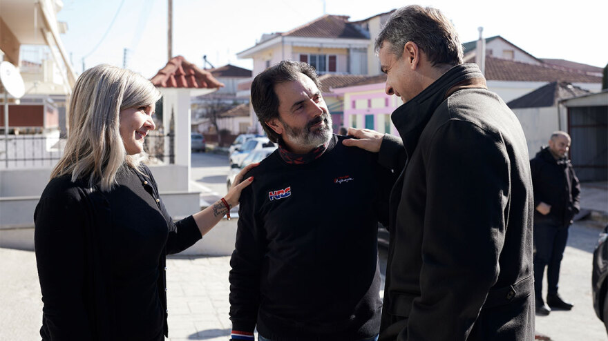 Κυριάκος Μητσοτάκης: H συνάντηση του Πρωθυπουργού και της Μαρέβας Μητσοτάκη με κατασκευαστή αμαξιδίων για ΑμεΑ