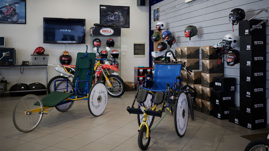 Κυριάκος Μητσοτάκης: H συνάντηση του Πρωθυπουργού και της Μαρέβας Μητσοτάκη με κατασκευαστή αμαξιδίων για ΑμεΑ