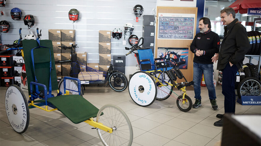 Κυριάκος Μητσοτάκης: H συνάντηση του Πρωθυπουργού και της Μαρέβας Μητσοτάκη με κατασκευαστή αμαξιδίων για ΑμεΑ