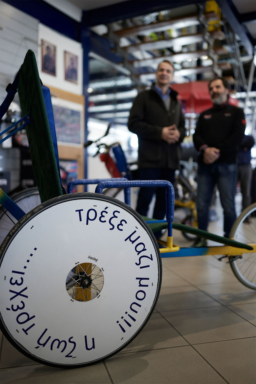 Κυριάκος Μητσοτάκης: H συνάντηση του Πρωθυπουργού και της Μαρέβας Μητσοτάκη με κατασκευαστή αμαξιδίων για ΑμεΑ