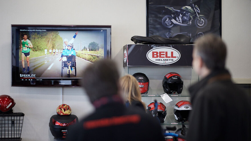 Κυριάκος Μητσοτάκης: H συνάντηση του Πρωθυπουργού και της Μαρέβας Μητσοτάκη με κατασκευαστή αμαξιδίων για ΑμεΑ