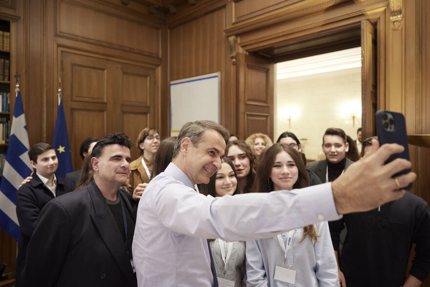 Μητσοτάκης σε μαθητές ΓΕΛ Ελευσίνας: Το σχολείο αλλάζει, στόχος μας να αναδείξουμε δεξιότητες και καινοτομίες