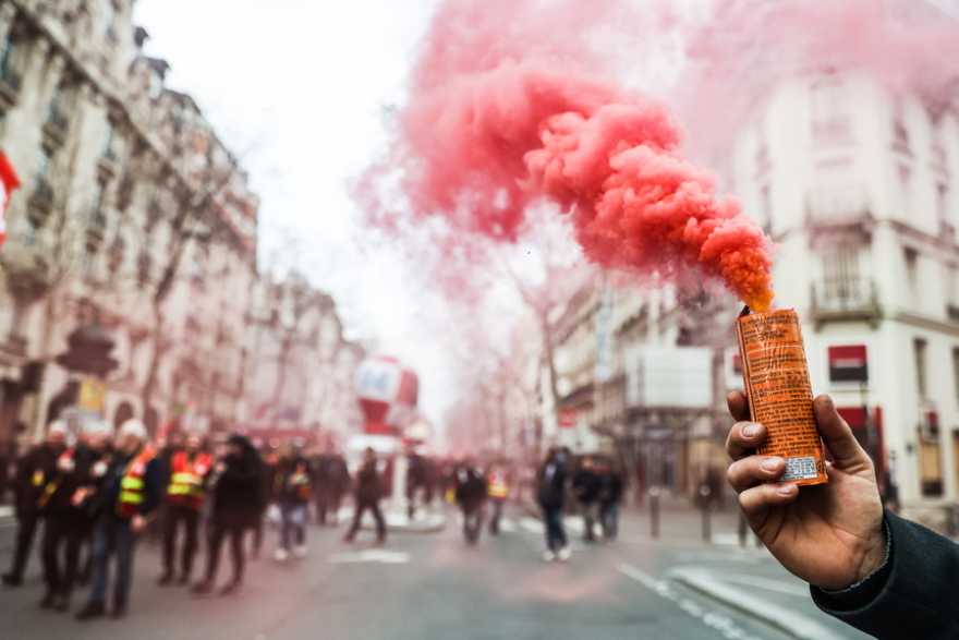 Γαλλία: Με γενικές απεργίες απειλούν τα συνδικάτα αν δεν αποσυρθεί το συνταξιοδοτικό