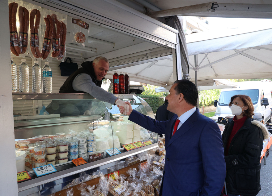 Υπουργείο Ανάπτυξης: «Καταδρομική» του Άδωνι Γεωργιάδη σε λαϊκή στο Χαλάνδρι