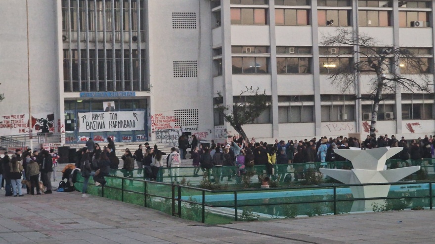ΑΠΘ: Ζωγράφισαν κορώνα στο κεφάλι του πρύτανη και έγραψαν «κάψτε τον βασιλιά καρνάβαλο»!