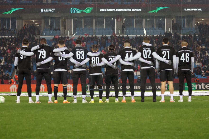 Το συγκλονιστικό κορεό των οπαδών της Τράμπζονσπορ για τον καταστροφικό σεισμό - Δείτε βίντεο