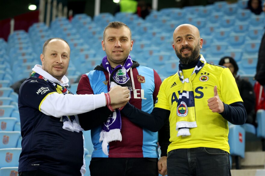 Το συγκλονιστικό κορεό των οπαδών της Τράμπζονσπορ για τον καταστροφικό σεισμό - Δείτε βίντεο