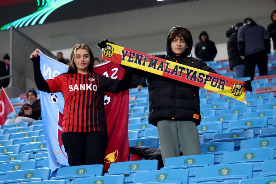 Το συγκλονιστικό κορεό των οπαδών της Τράμπζονσπορ για τον καταστροφικό σεισμό - Δείτε βίντεο