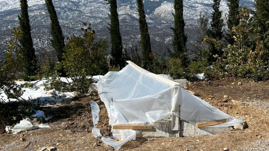 Τέως βασιλιάς Κωνσταντίνος: Τι θα γράφει η μαρμάρινη πλάκα στον τάφο του