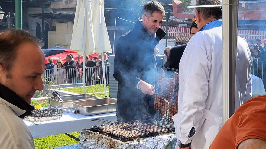 Κώστας Μπακογιάννης: Στη Βαρβάκειο για την Τσικνοπέμπτη - Φωτογραφίες και βίντεο