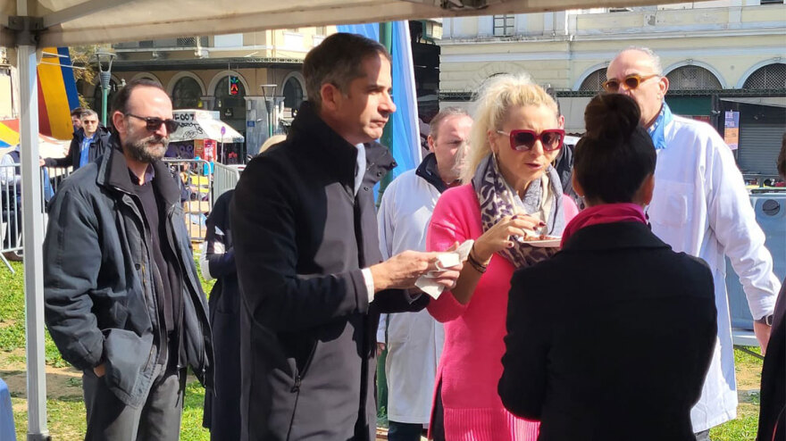 Κώστας Μπακογιάννης: Στη Βαρβάκειο για την Τσικνοπέμπτη - Φωτογραφίες και βίντεο