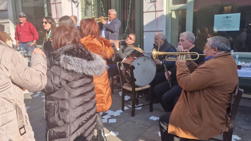 Θεσσαλονίκη - Τσικνοπέμπτη: Εκατοντάδες κόσμου έχουν κατακλύσει τα Λαδάδικα 