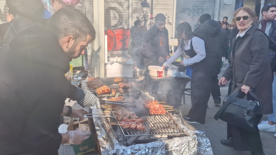 Θεσσαλονίκη - Τσικνοπέμπτη: Εκατοντάδες κόσμου έχουν κατακλύσει τα Λαδάδικα 
