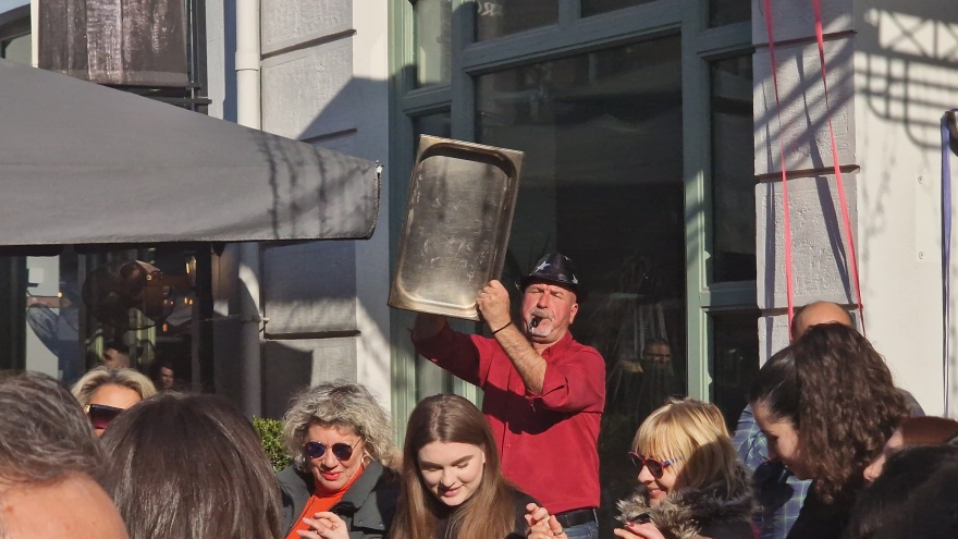 Θεσσαλονίκη - Τσικνοπέμπτη: Εκατοντάδες κόσμου έχουν κατακλύσει τα Λαδάδικα 