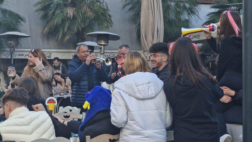 Θεσσαλονίκη - Τσικνοπέμπτη: Εκατοντάδες κόσμου έχουν κατακλύσει τα Λαδάδικα 