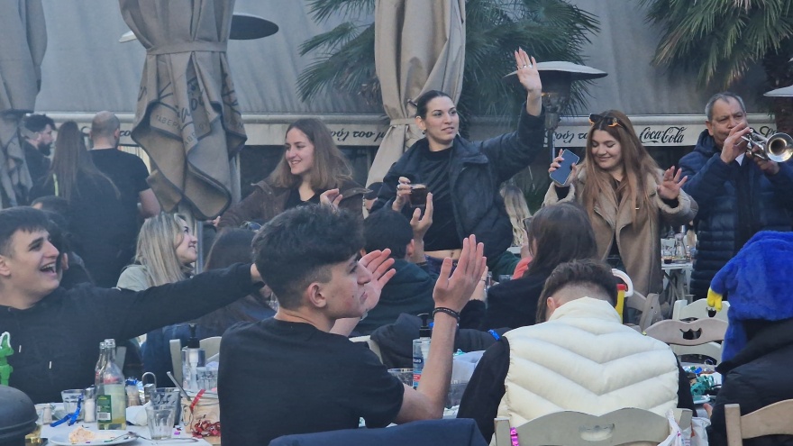 Θεσσαλονίκη - Τσικνοπέμπτη: Εκατοντάδες κόσμου έχουν κατακλύσει τα Λαδάδικα 