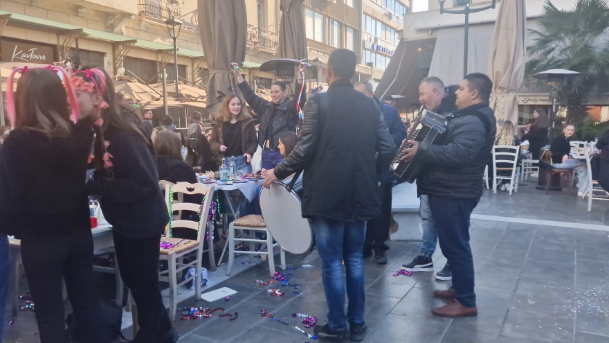 Θεσσαλονίκη - Τσικνοπέμπτη: Εκατοντάδες κόσμου έχουν κατακλύσει τα Λαδάδικα 