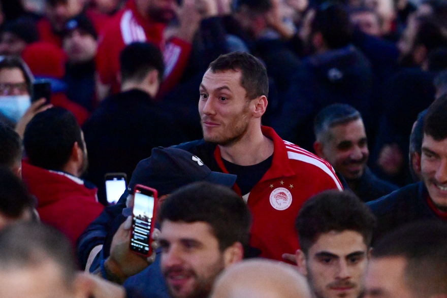 Ολυμπιακός: Υποδοχή ηρώων στο Ρέντη μετά την πρόκριση στον τελικό του CEV Challenge Cup - Δείτε βίντεο