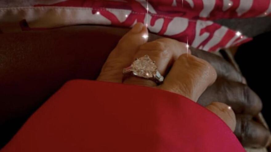 Κρις Τζένερ: Το διαμαντένιο μονόπετρο και οι φήμες που τη θέλουν να αρραβωνιάστηκε κρυφά