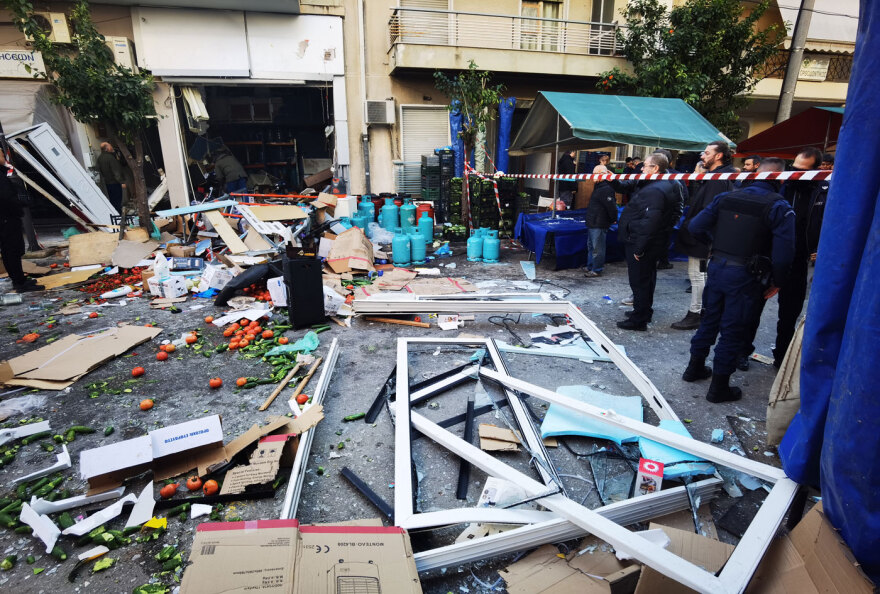 Αιγάλεω: Βομβαρδισμένο τοπίο από την έκρηξη σε κατάστημα με φιάλες υγραερίου - Δύο τραυματίες