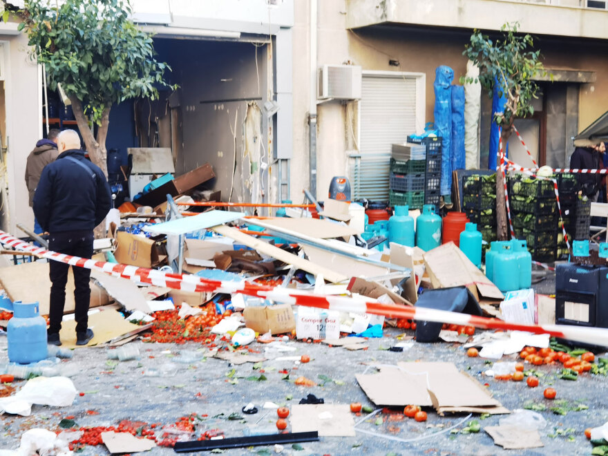 Αιγάλεω: Βομβαρδισμένο τοπίο από την έκρηξη σε κατάστημα με φιάλες υγραερίου - Δύο τραυματίες