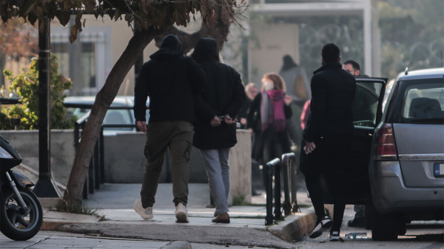 Βιασμός 12χρονης: Στην ανακρίτρια ο δερματολόγος και οι άλλοι τέσσερις συλληφθέντες