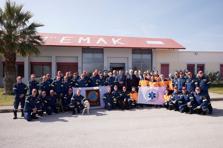 Το «ευχαριστώ» του Μητσοτάκη στους άνδρες της ΕΜΑΚ: Είμαστε βαθιά υπόχρεοι – Φωτογραφίες