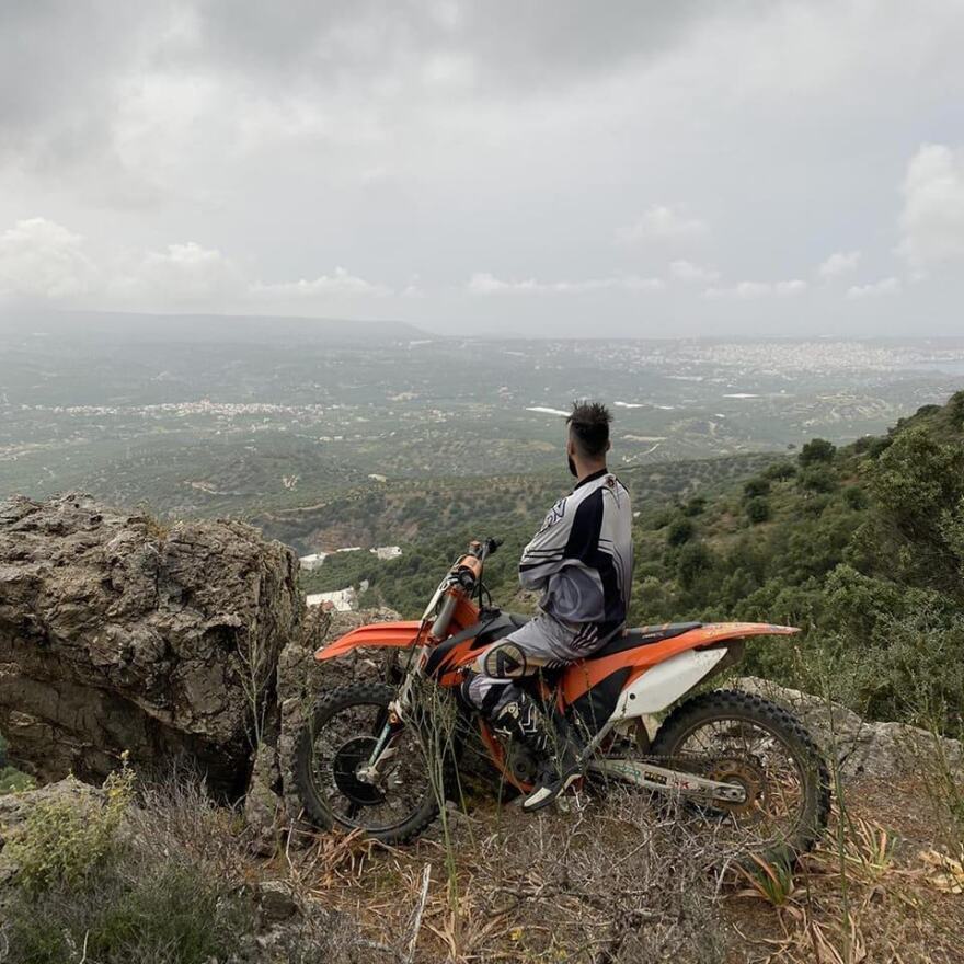 Σητεία: Θρήνος για τον 33χρονο Μάνο που σκοτώθηκε σε τροχαίο - Χόρευε το «είμαι αητός χωρίς φτερά» λίγες ώρες νωρίτερα