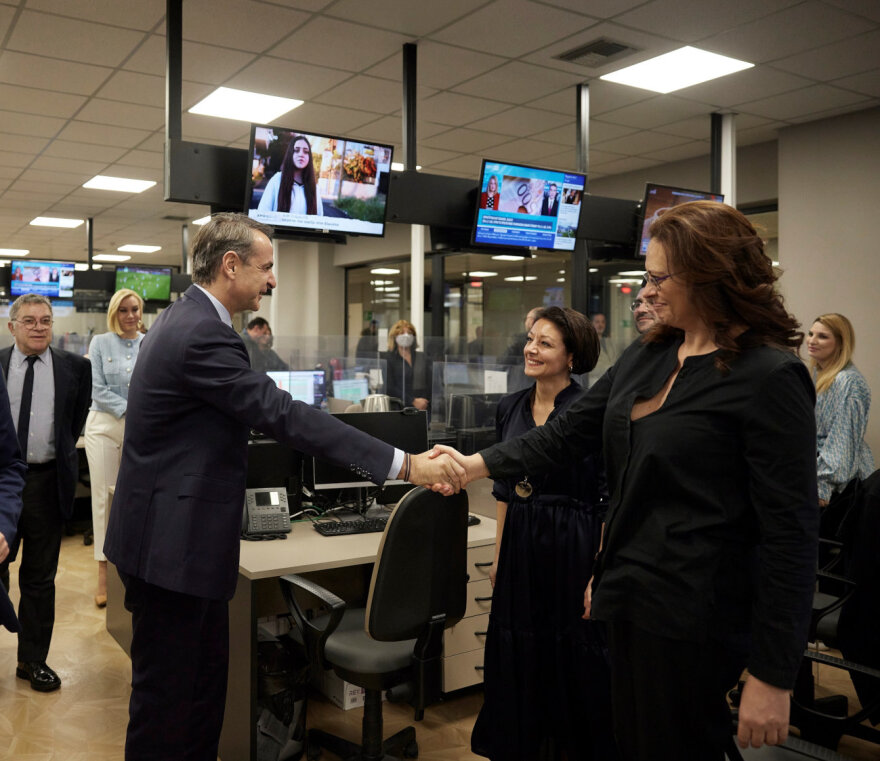 Μητσοτάκης: Το παρασκήνιο της συνέντευξής του στην ΕΡΤ - Η ξενάγηση, το δώρο και οι δίσκοι βινυλίου