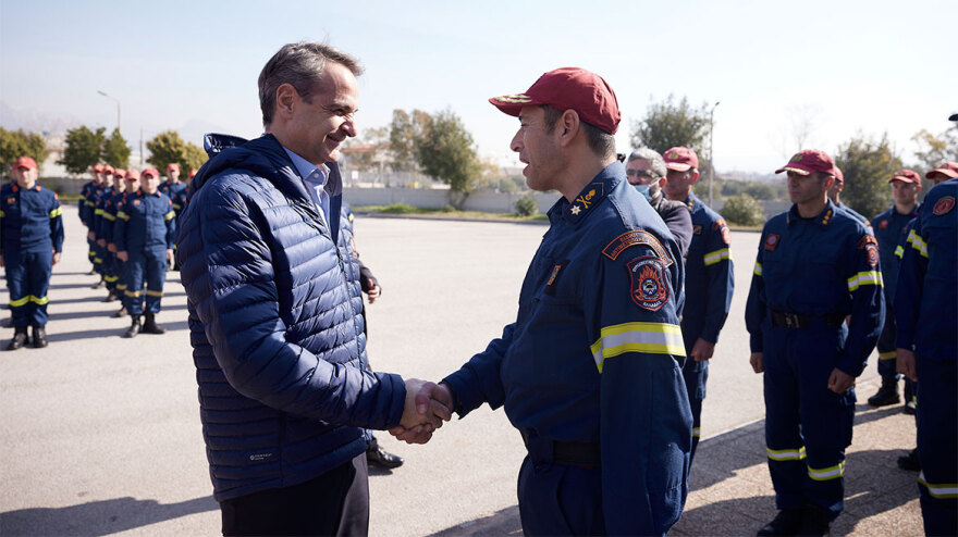 Το «ευχαριστώ» του Μητσοτάκη στους άνδρες της ΕΜΑΚ: Είμαστε βαθιά υπόχρεοι – Φωτογραφίες