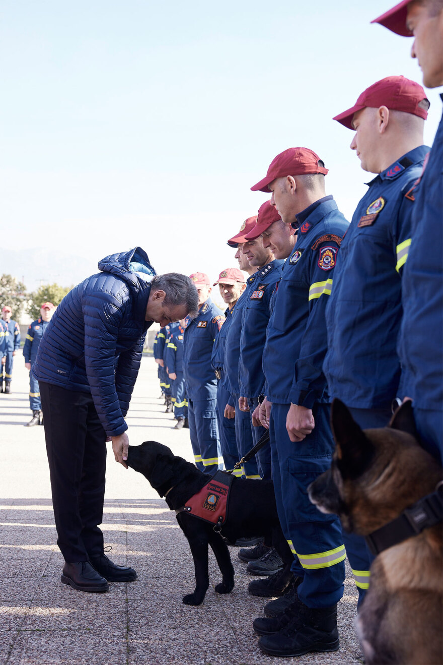 Το «ευχαριστώ» του Μητσοτάκη στους άνδρες της ΕΜΑΚ: Είμαστε βαθιά υπόχρεοι – Φωτογραφίες