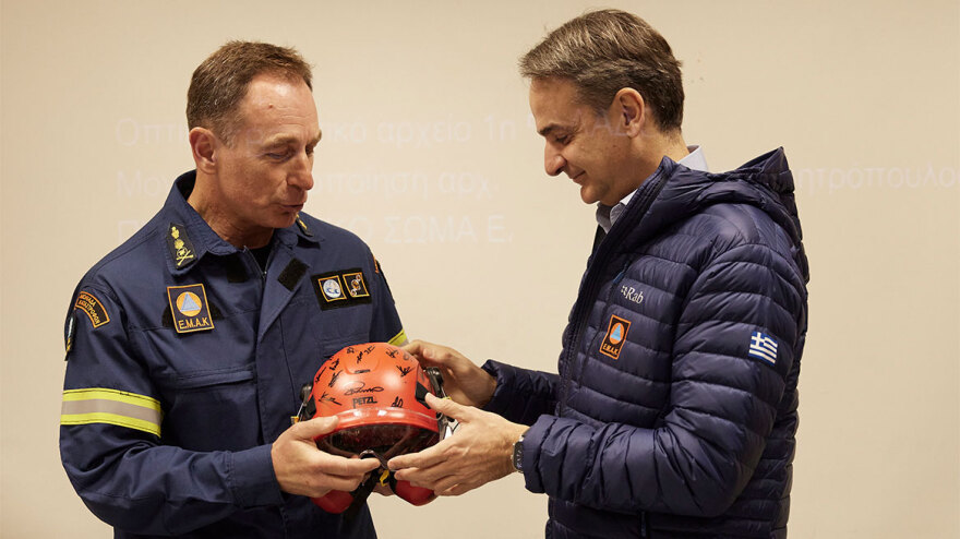 Το «ευχαριστώ» του Μητσοτάκη στους άνδρες της ΕΜΑΚ: Είμαστε βαθιά υπόχρεοι – Φωτογραφίες