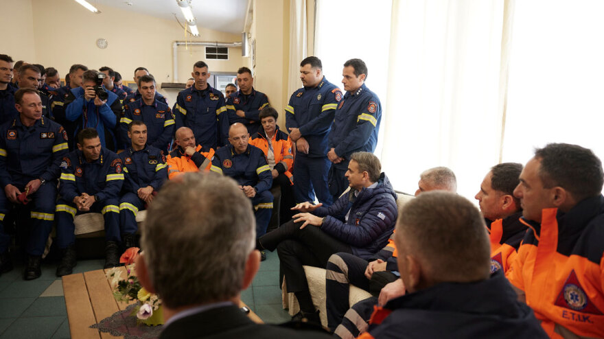 Το «ευχαριστώ» του Μητσοτάκη στους άνδρες της ΕΜΑΚ: Είμαστε βαθιά υπόχρεοι – Φωτογραφίες