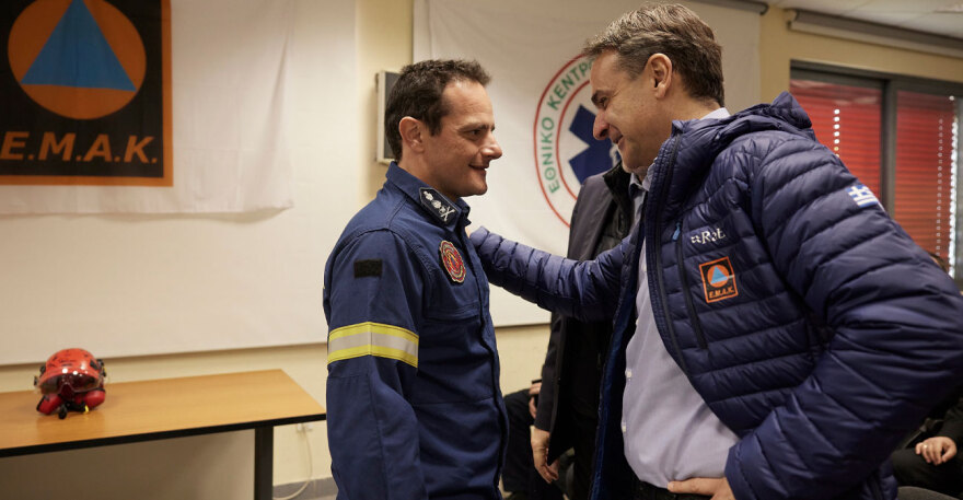 Το «ευχαριστώ» του Μητσοτάκη στους άνδρες της ΕΜΑΚ: Είμαστε βαθιά υπόχρεοι – Φωτογραφίες