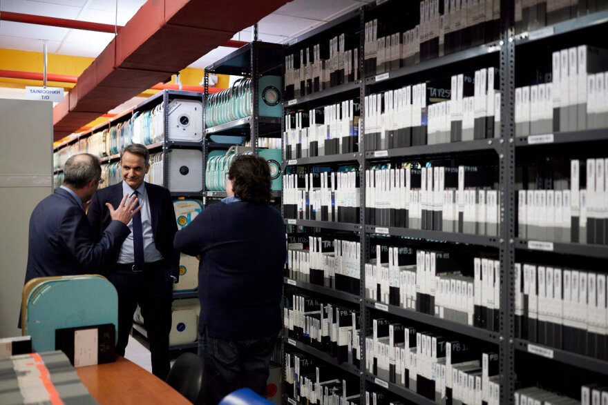 Μητσοτάκης: Το παρασκήνιο της συνέντευξής του στην ΕΡΤ - Η ξενάγηση, το δώρο και οι δίσκοι βινυλίου