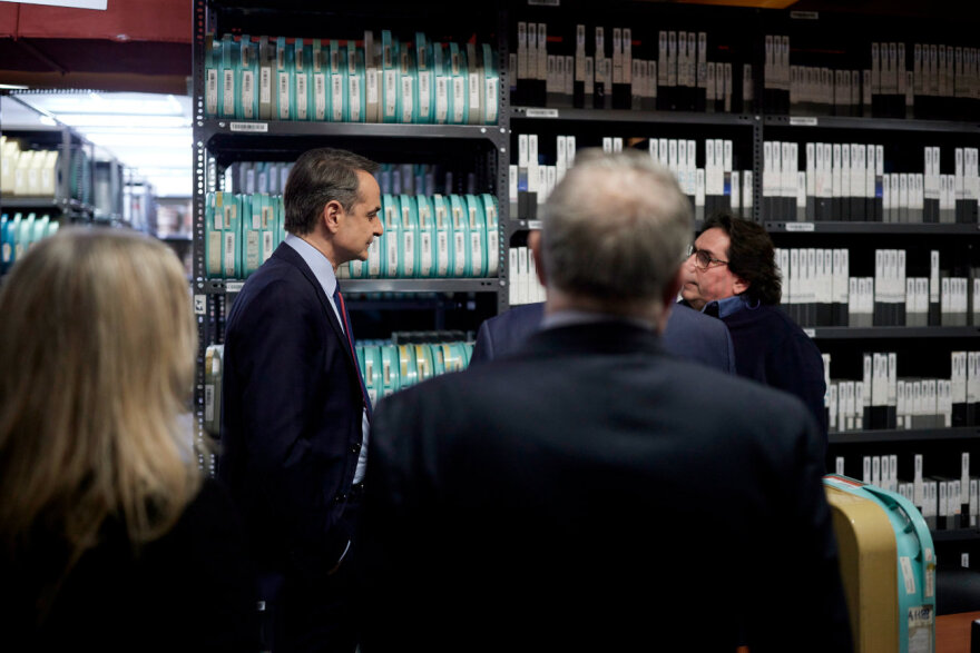 Μητσοτάκης: Το παρασκήνιο της συνέντευξής του στην ΕΡΤ - Η ξενάγηση, το δώρο και οι δίσκοι βινυλίου