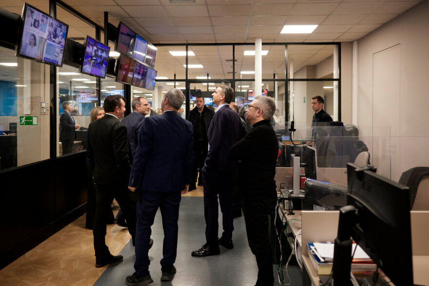 Μητσοτάκης: Το παρασκήνιο της συνέντευξής του στην ΕΡΤ - Η ξενάγηση, το δώρο και οι δίσκοι βινυλίου