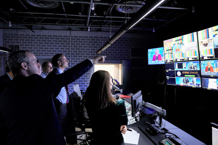 Μητσοτάκης: Το παρασκήνιο της συνέντευξής του στην ΕΡΤ - Η ξενάγηση, το δώρο και οι δίσκοι βινυλίου