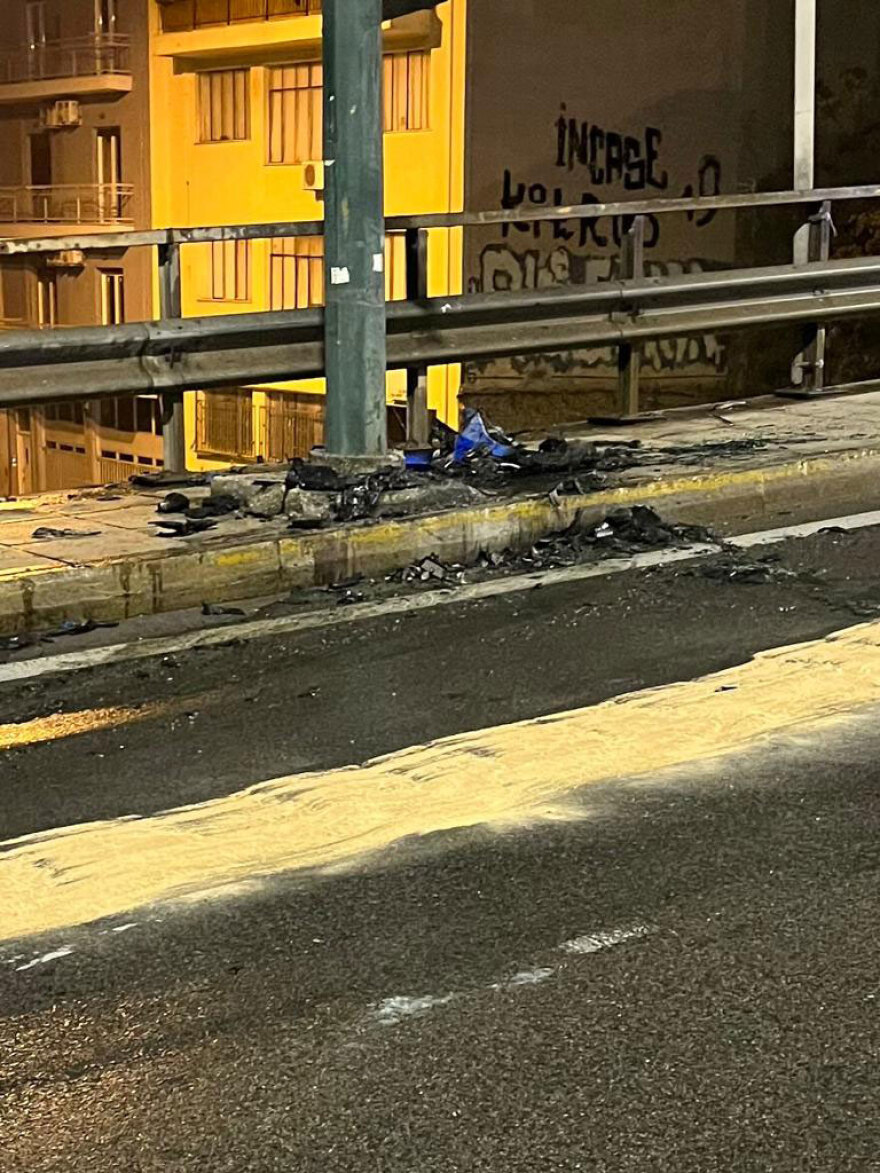 Πέτρου Ράλλη: Αστυνομικοί διέσωσαν λιπόθυμο οδηγό από φλεγόμενο όχημα