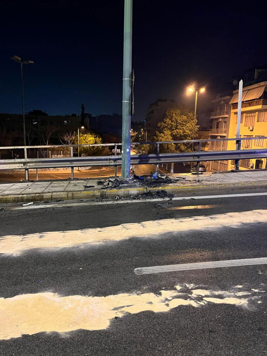 Πέτρου Ράλλη: Αστυνομικοί διέσωσαν λιπόθυμο οδηγό από φλεγόμενο όχημα