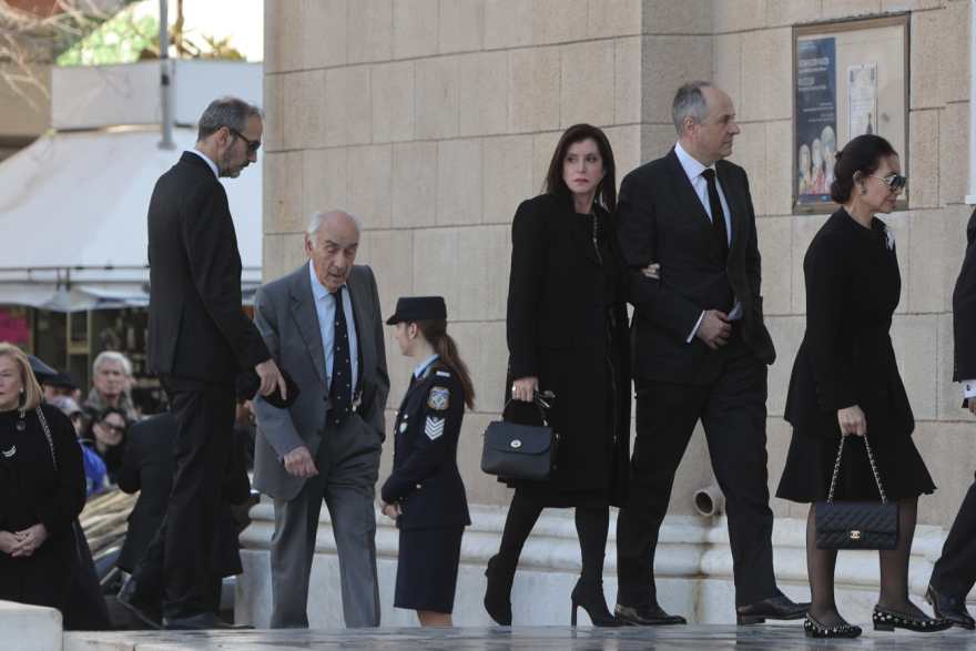 Μνημόσυνο τέως βασιλιά Κωνσταντίνου: Συγκίνηση στη Μητρόπολη - Γονάτισαν τα παιδιά του