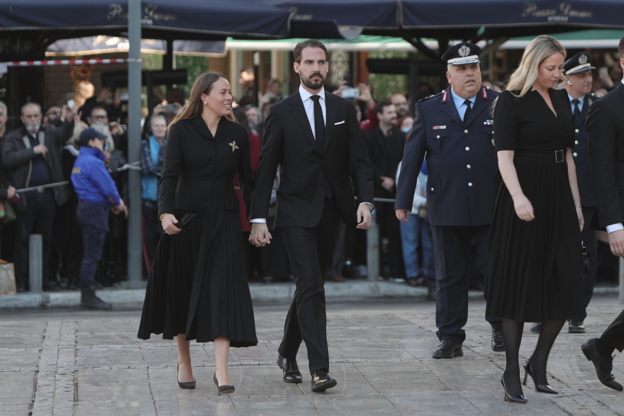 Μνημόσυνο τέως βασιλιά Κωνσταντίνου: Συγκίνηση στη Μητρόπολη - Γονάτισαν τα παιδιά του