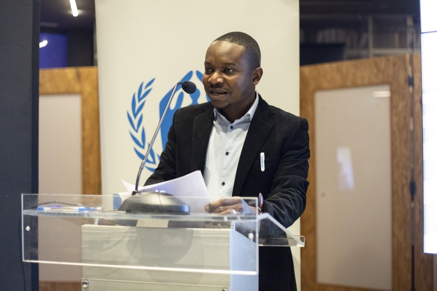 Προσφυγικό: Έφτασε ασυνόδευτος από το Κονγκό, μπήκε πρώτος στο Πανεπιστήμιο και άνοιξε δική του επιχείρηση