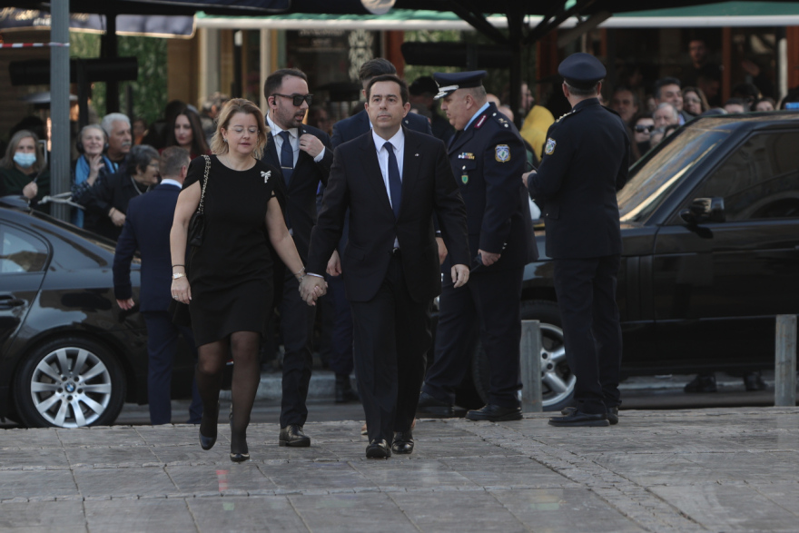 Μνημόσυνο τέως βασιλιά Κωνσταντίνου: Συγκίνηση στη Μητρόπολη - Γονάτισαν τα παιδιά του