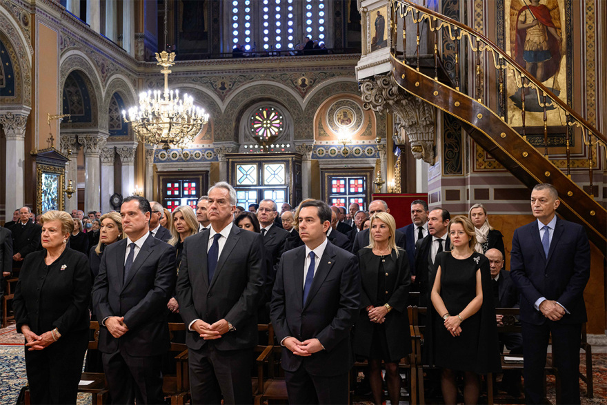 Μνημόσυνο τέως βασιλιά Κωνσταντίνου: Συγκίνηση στη Μητρόπολη - Γονάτισαν τα παιδιά του