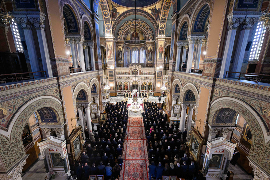 Μνημόσυνο τέως βασιλιά Κωνσταντίνου: Συγκίνηση στη Μητρόπολη - Γονάτισαν τα παιδιά του
